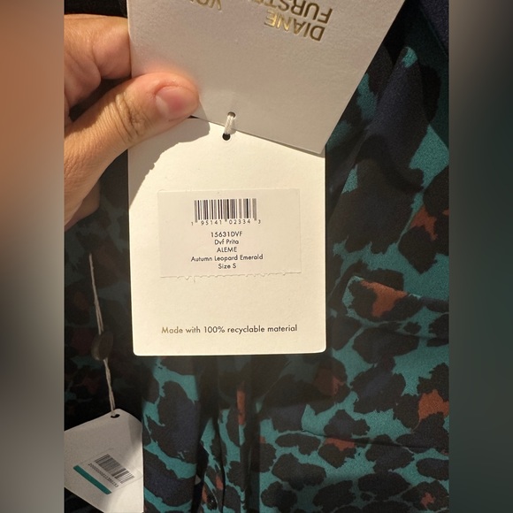 Diane Von furstenberg wrap dress. NEVER WORN with tags. Size small. - Picture 3 of 3